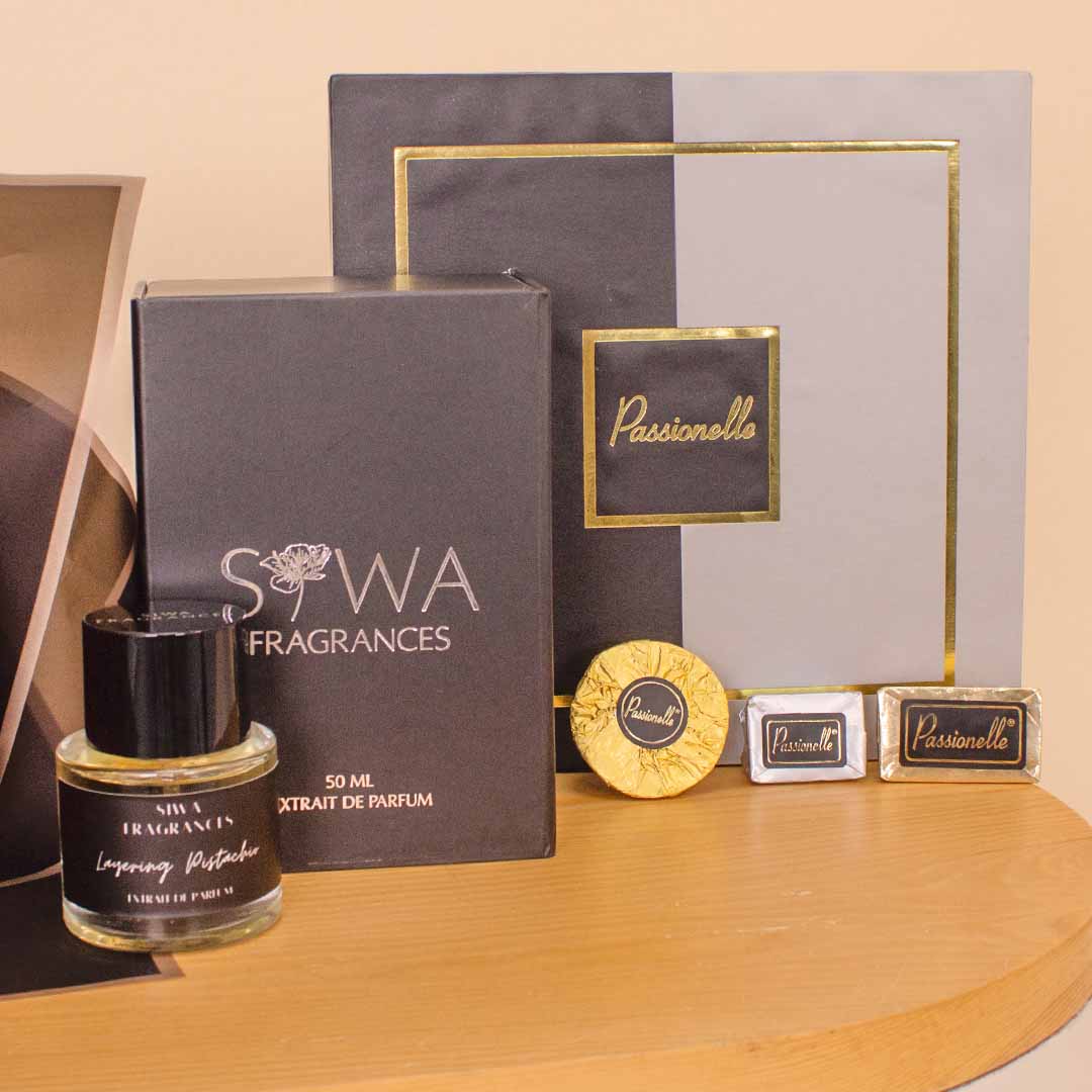 product-image-لبة شوكولاتة باشيونيل بريميوم مع 15 وردة حمراء وعطر سيوة لايرينج بيستاشيو 50 مل