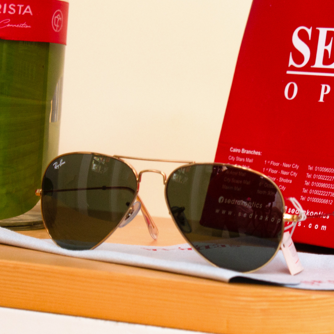 product-image-Ray-Ban Sunglass with Gold Frame & Classic Green Lenses & 15 Red Roses Vase