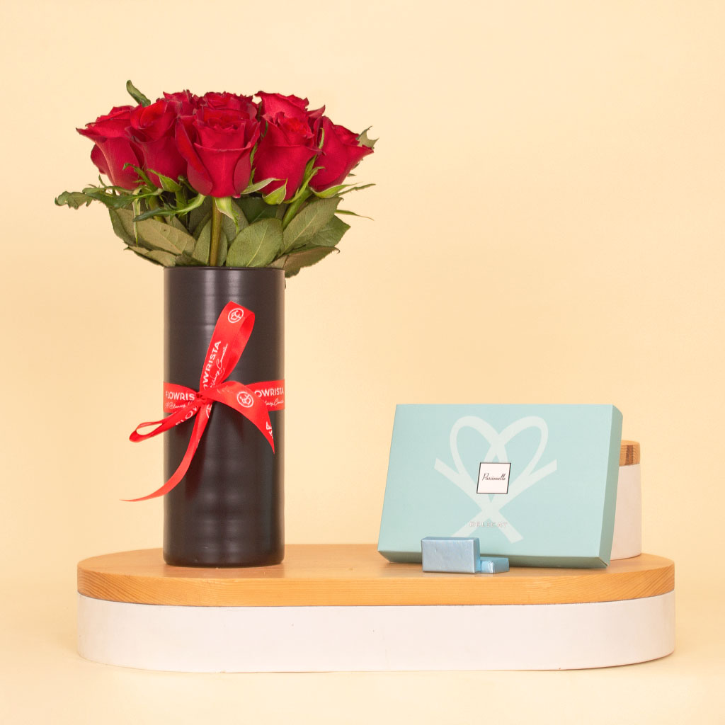 Flowrista Online Flowers Shop Passionelle Delicat Mini Chocolate Box And Black Vase of 15 Red Roses