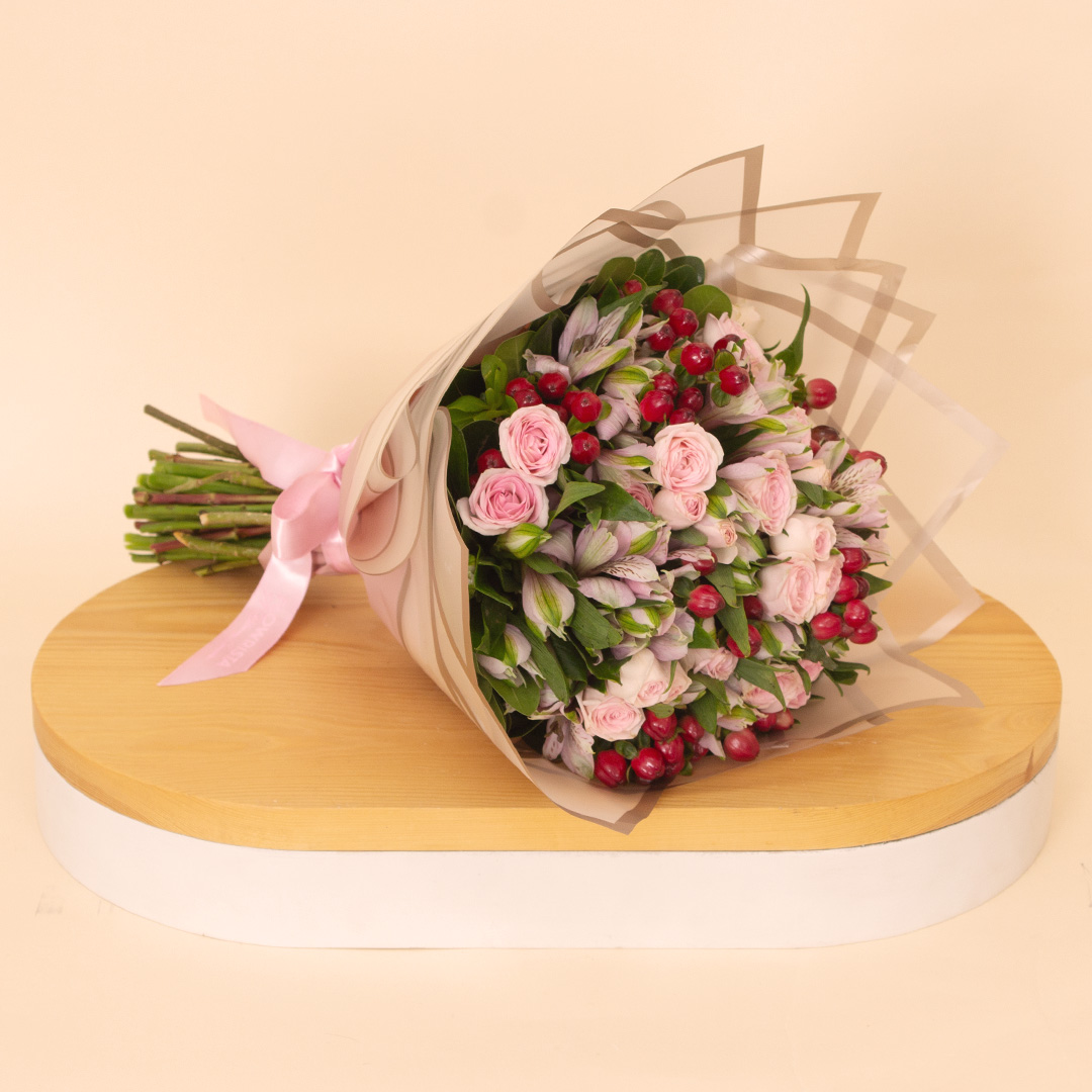 product-image-فلوريستا | باقة من زهور الألستروميريا الوردية والورود الصغيرة
