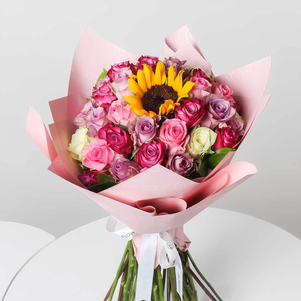 product-image-باقة يد من الورود المختلطة وعباد الشمس
