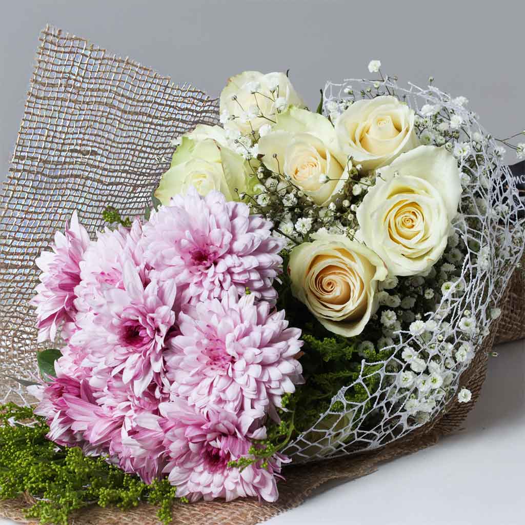 product-image-باقة زهور رومانسية باللونين الأبيض والأرجواني