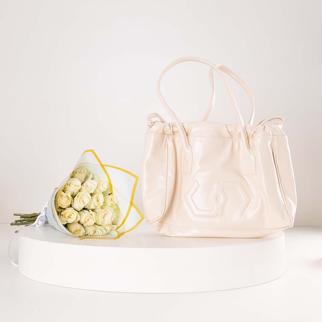 product-image-حقيبة كوكان بيج وباقة ورود بيضاء