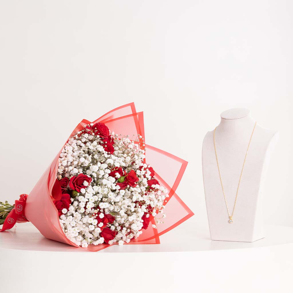 Flowrista Online Flowers Shop قلادة ماركيز زركون مطلية بالذهب مع بوكيه بيبي روز وجيبسوفيلا