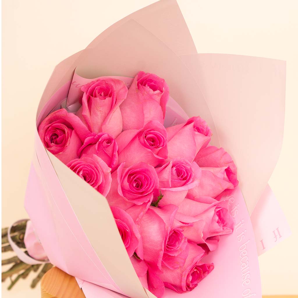 product-image-Passionelle Crystal Chocolate Vase (1kg) & Pink Roses Bouquet