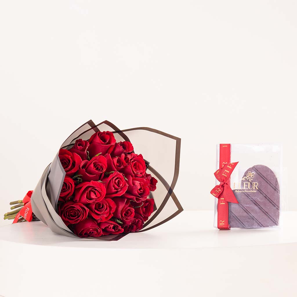 Flowrista Online Flowers Shop شوكولاتة فلير على شكل قلوب مع بوكيه من 20 وردة حمراء