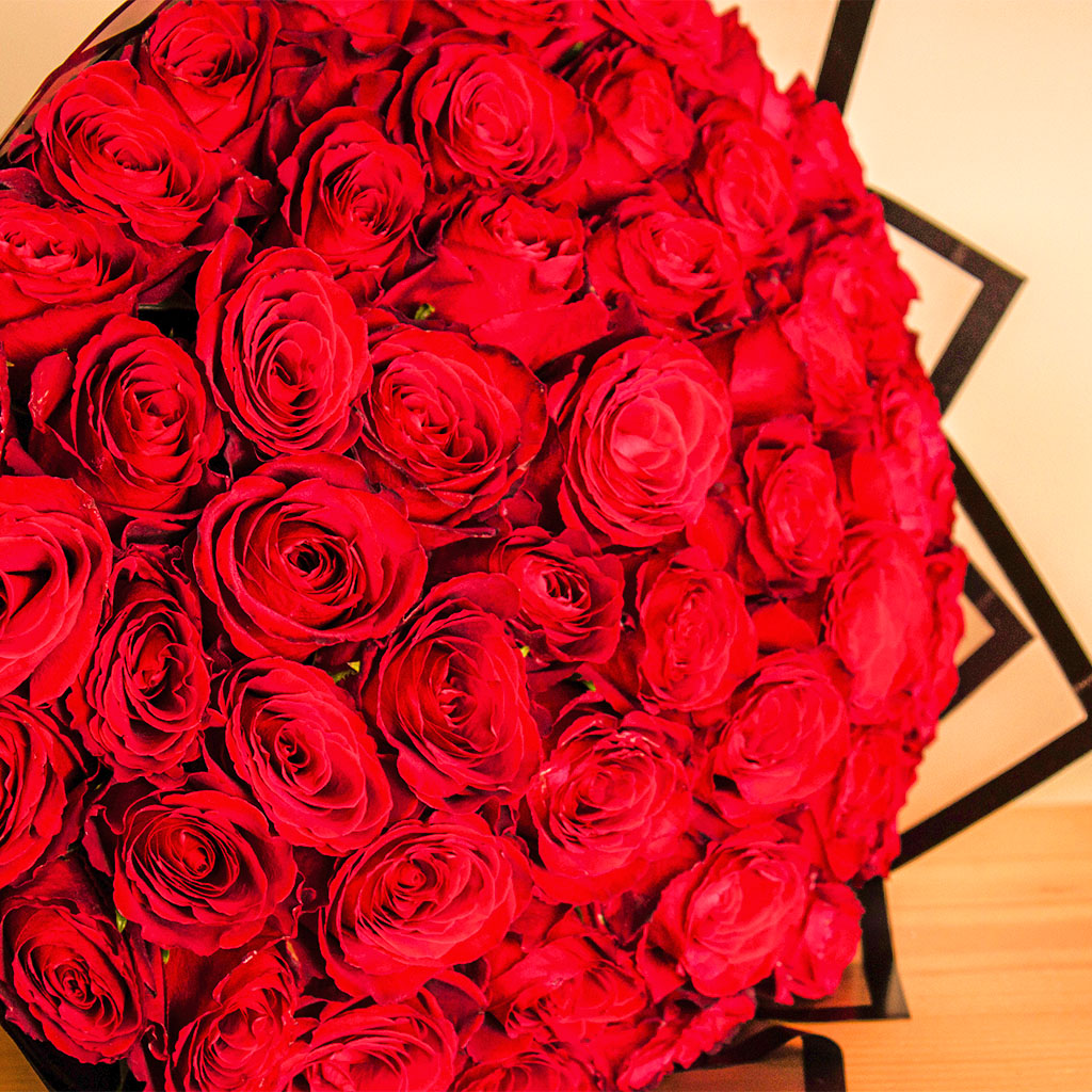product-image-Hermès Barenia Essence 100ml with Hand Bouquet of 50 Red Roses