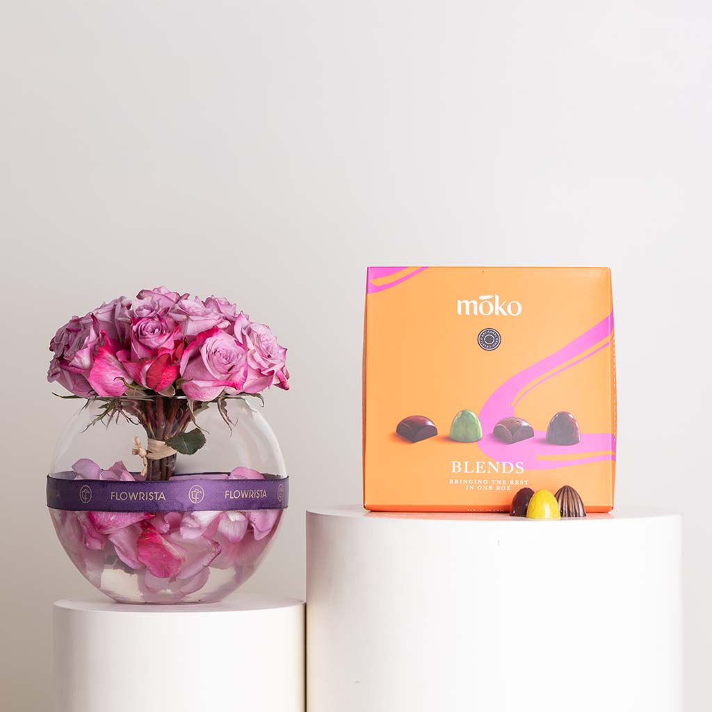 Flowrista Online Flowers Shop علبة شوكولاتة موكو بلند مع مزهرية ورود بنفسجية