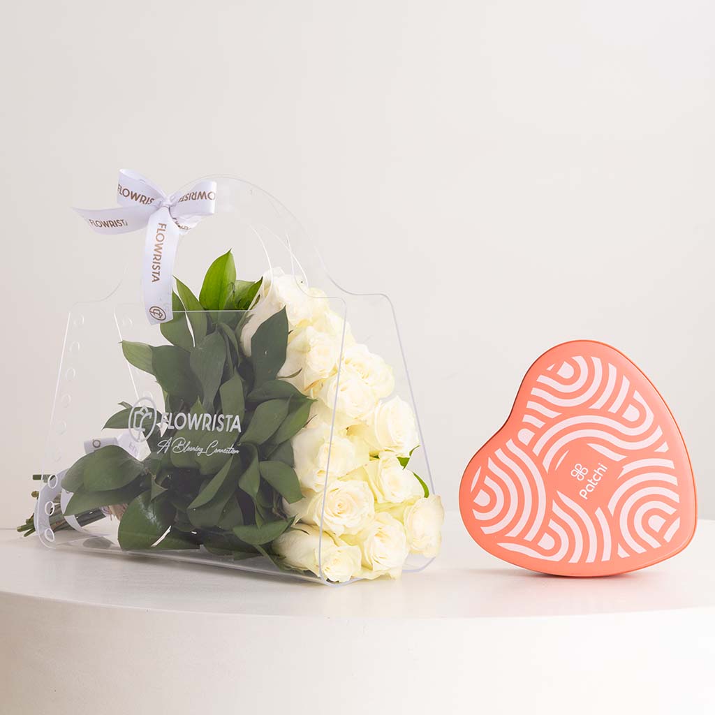 Flowrista Online Flowers Shop شنطة 12 وردة بيضاء مع علبة باتشي المعدنية 22 قطعة