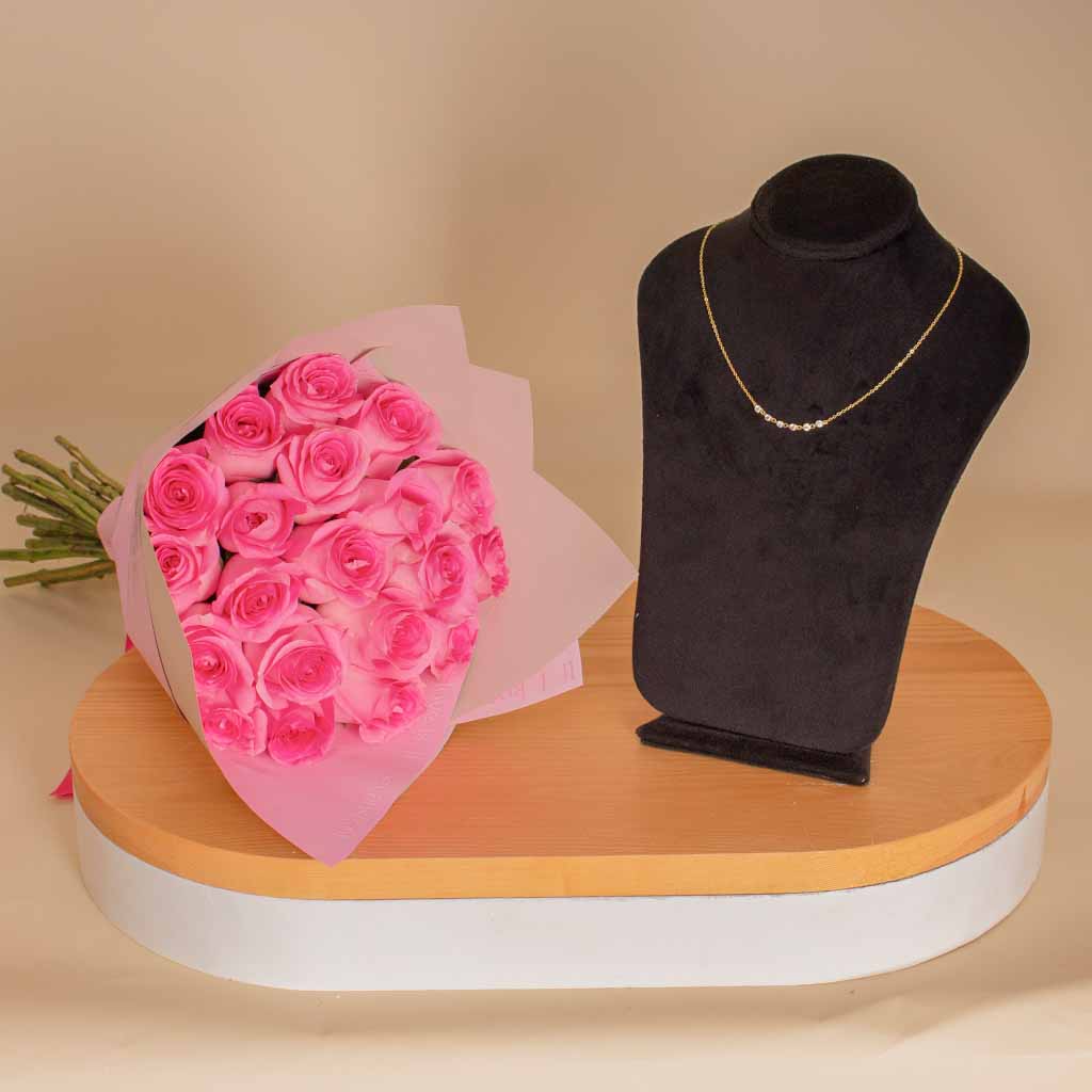 product-image-عقد فضة مرصّع بعدّة أحجار بيضاء ومطلي بالذهب | بوكيه ورد بمبي