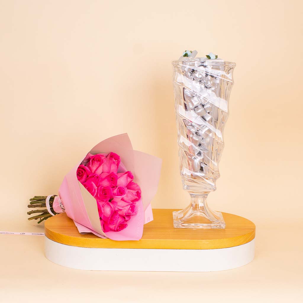 Flowrista Online Flowers Shop فازة شوكولاتة كريستال من باشونيل ١ كجم مع باقة من الورود الوردية