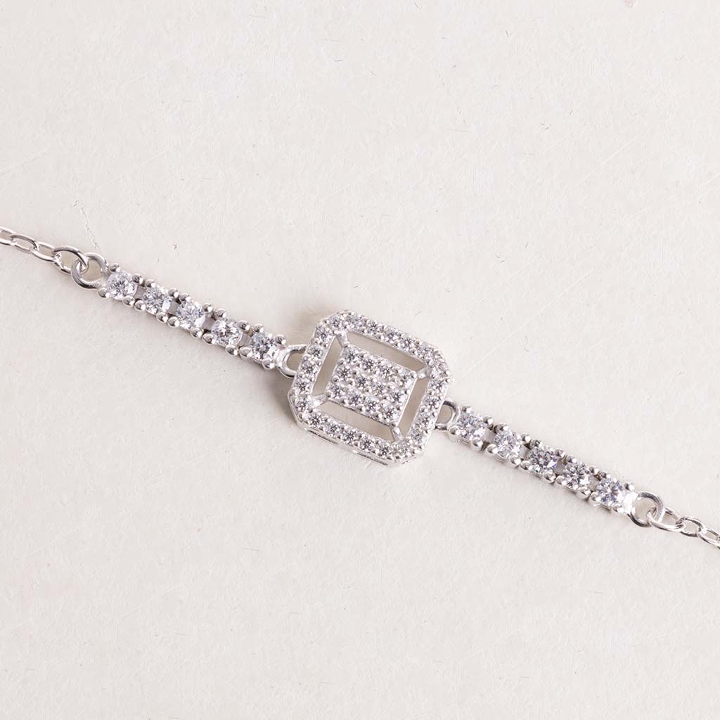 product-image-سوار فيليزمود الفضي ذو القلادة المربعة والأحجار الجانبية سوار أنيق بتصميم عصري وبريق خفيف. يتميز سوار فيليزمود ذو القلادة المربعة بقطعة مركزية هندسية أنيقة مزينة بأحجار الزركون المتلألئة على الجانبين، مما يجعله إكسسوارًا خالدًا مثاليًا لإضفاء لمسة راقية