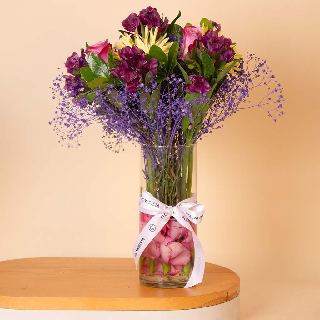 product-image-مزهرية زجاجية بمزيج من الزهور البنفسجية والوردية