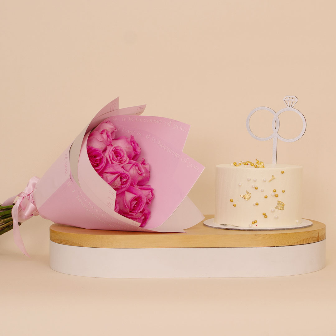 Flowrista Online Flowers Shop كيكة نينوس للاحتفالات الذهبية مع الورود الوردية