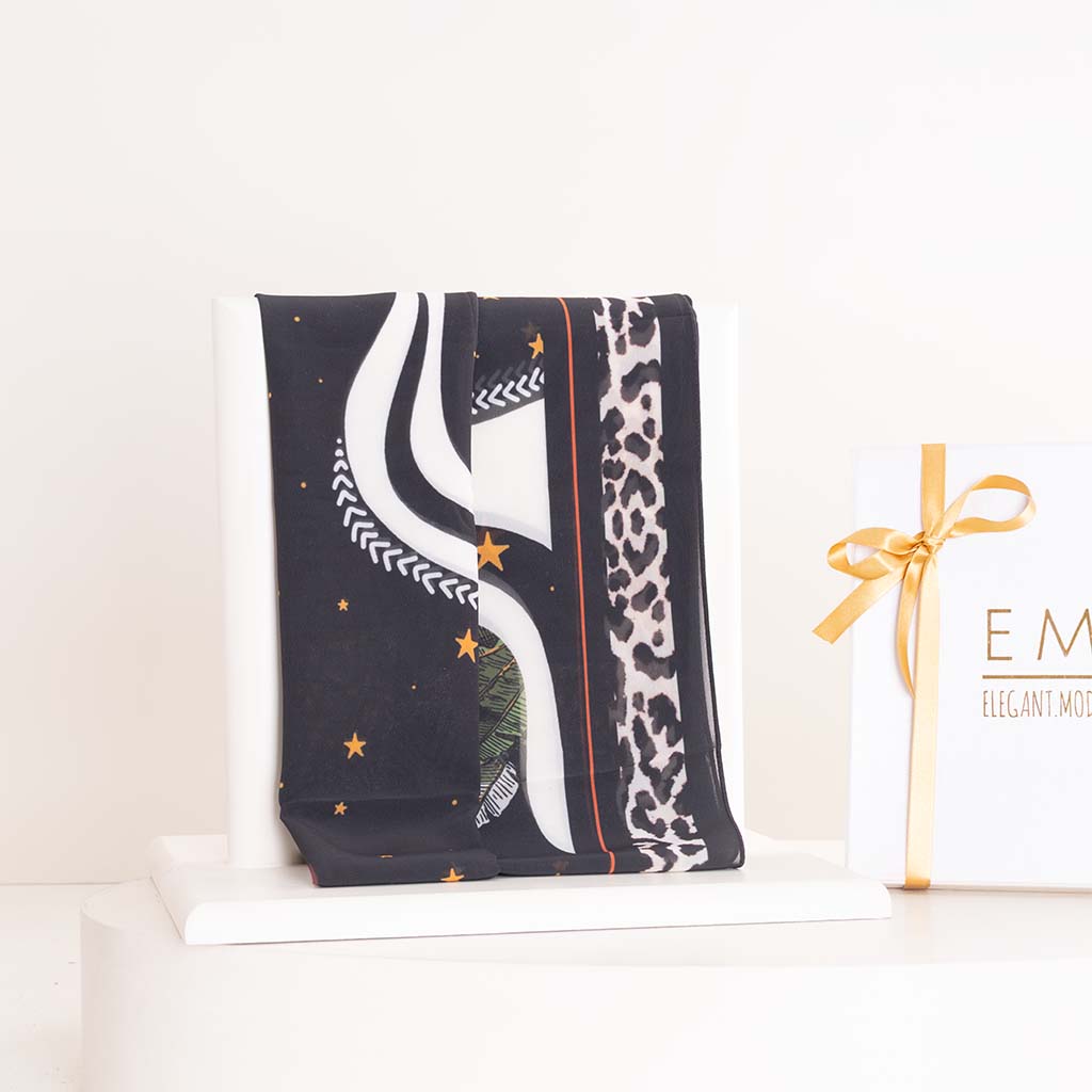 product-image-EMMA Leo Star Scarf & Red Roses Bouquet