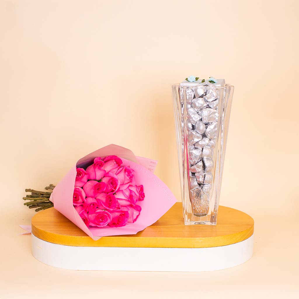 Flowrista Online Flowers Shop فازة شوكولاتة كريستال من  باشنيل (1 كجم) مع باقة من الورود الوردية