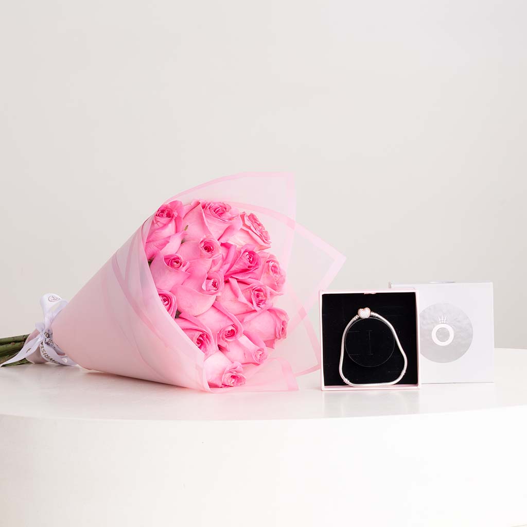 Flowrista Online Flowers Shop سوار باندورا مومنتس الفضي على شكل قلب مرصع بالزركونيا وباقة من ورود ريفايفال