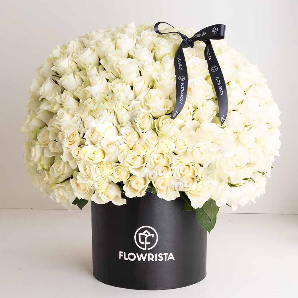 Flowrista Online Flowers Shop صندوق ورود بيضاء من فلوريستا - ٢٥٠ وردة