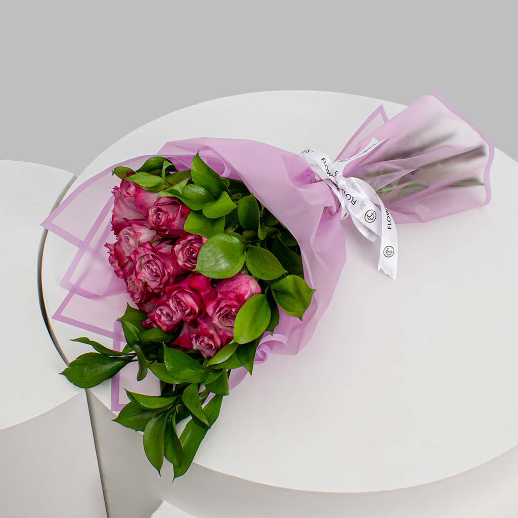 product-image-باقة يد من الورود الأرجوانية الداكنة