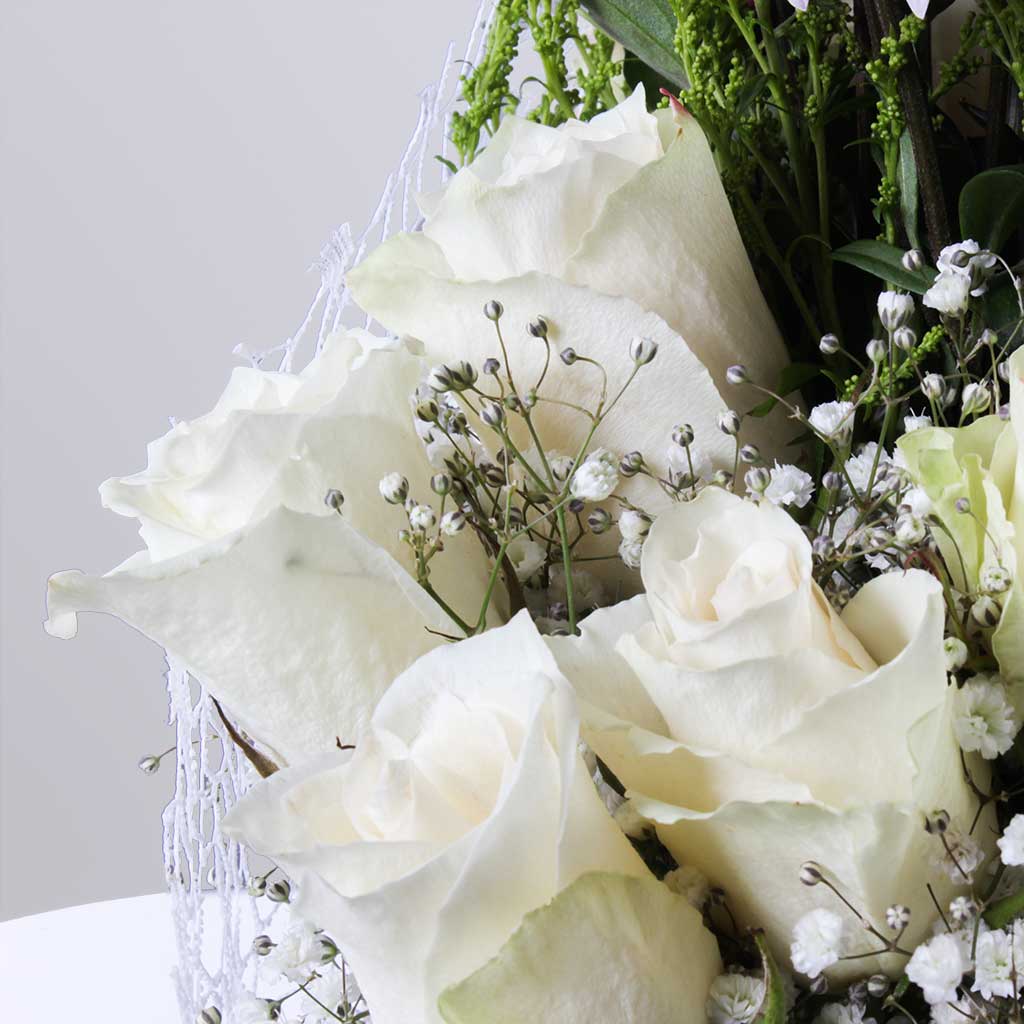 product-image-باقة زهور رومانسية باللونين الأبيض والأرجواني