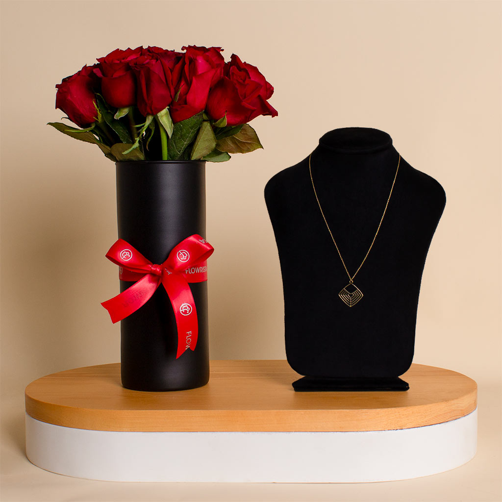 Flowrista Online Flowers Shop Siran A simple summer dangling necklace | A black vase with 15 red roses