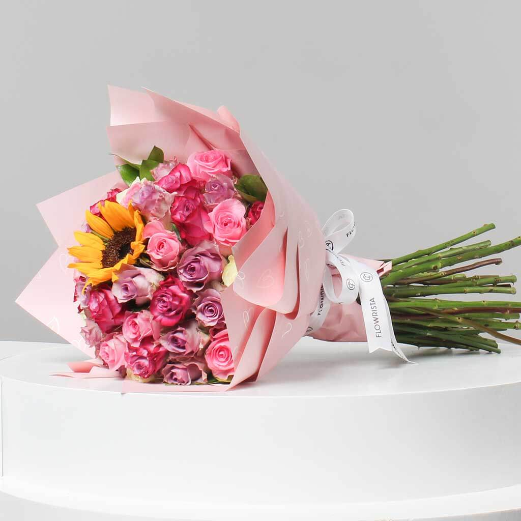 product-image-باقة يد من الورود المختلطة وعباد الشمس