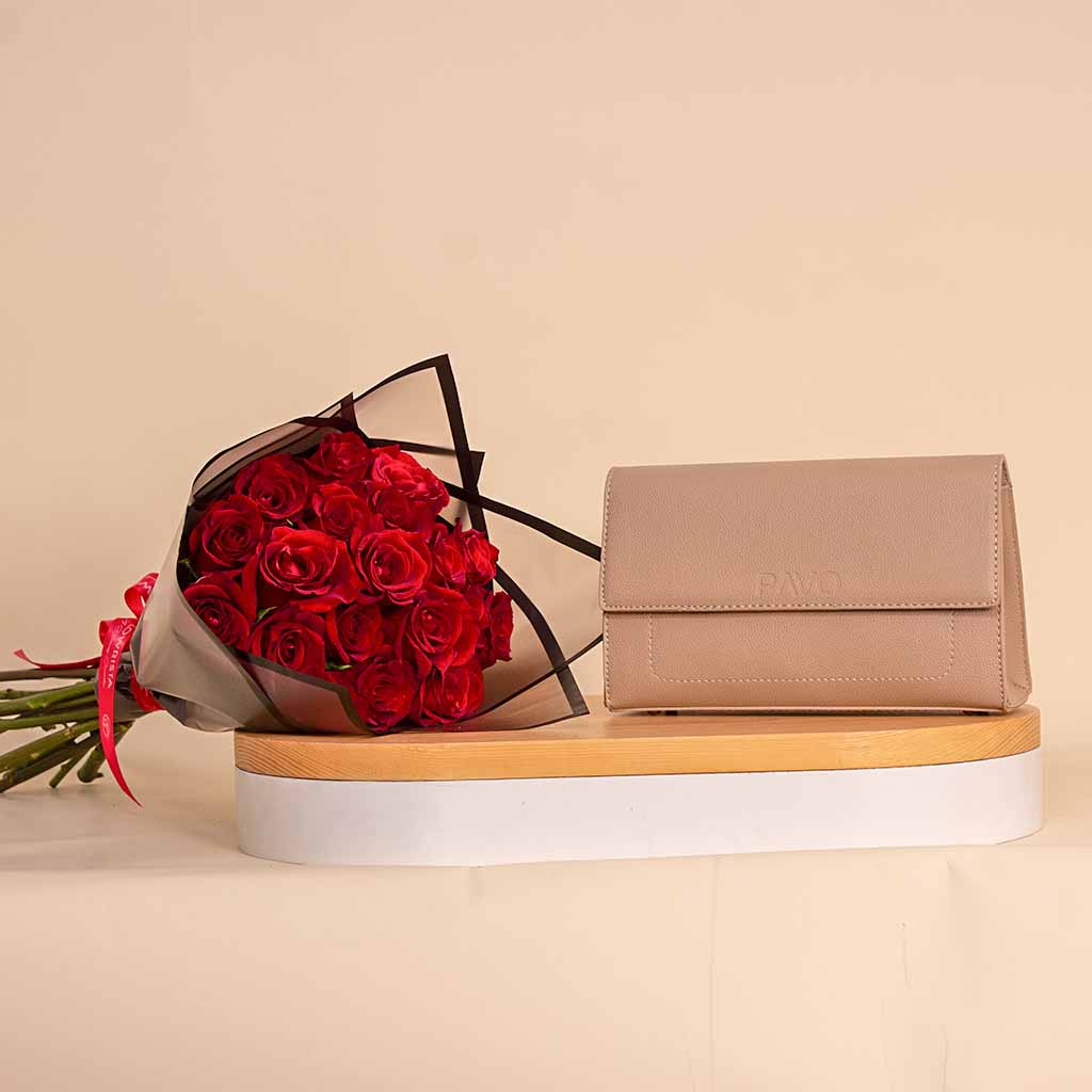 product-image-Pavo Beige Small Handbag with Hand Bouquet of 20 Red Roses