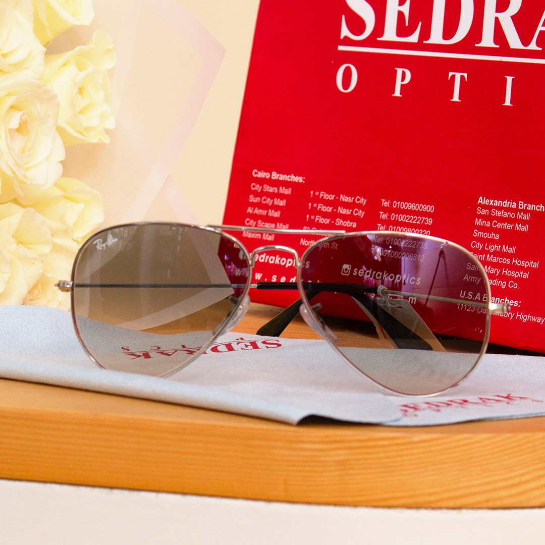 product-image-Ray-Ban Aviator Sunglass with Silver Frame Gradient Lenses and 15 White Roses