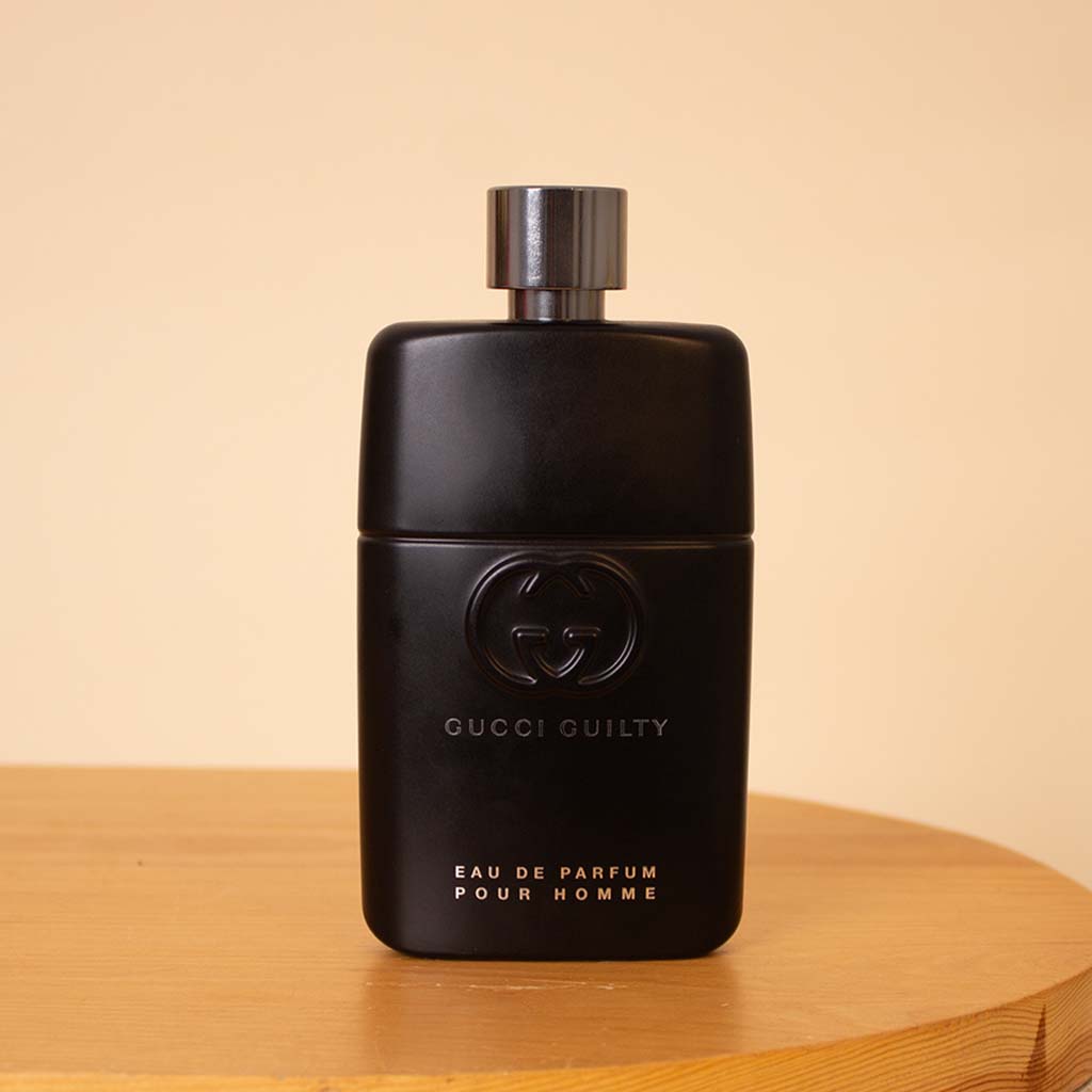 product-image-عطر غوتشي غيلتي للرجال، ١٥٠ مل مع مزهرية ورود بيضاء