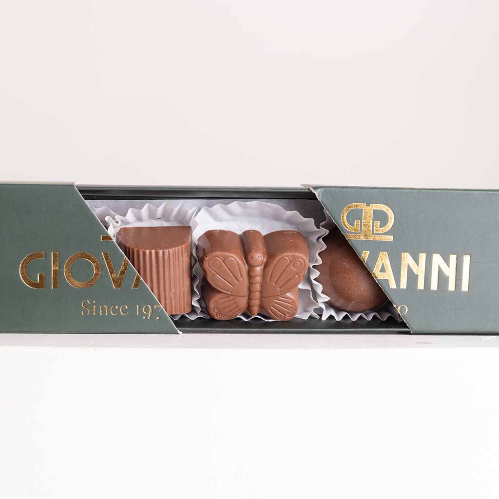 product-image-Giovanni Mix Flavours Chocolate Box & Red Roses Bouquet