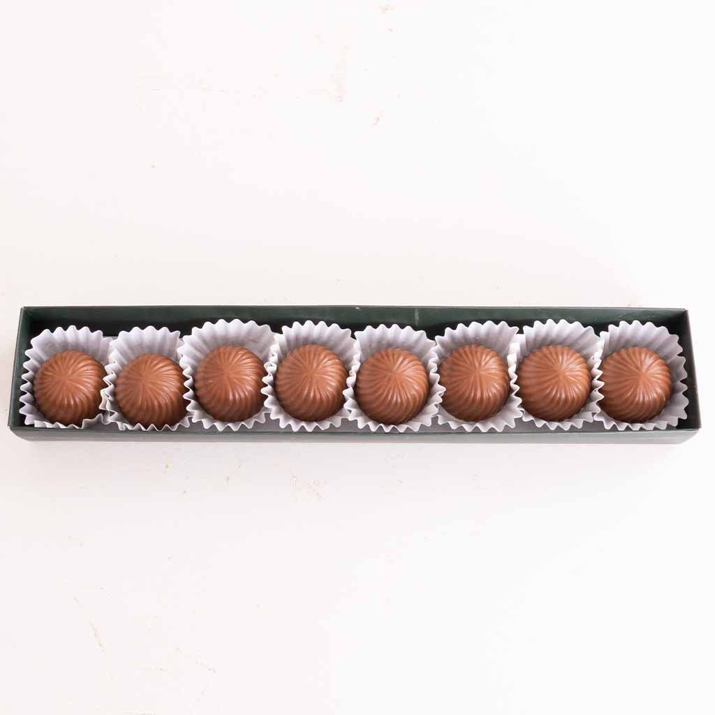 product-image-علبة شوكولاتة جيوفاني بالقهوة بالحليب وباقة ورود حمراء