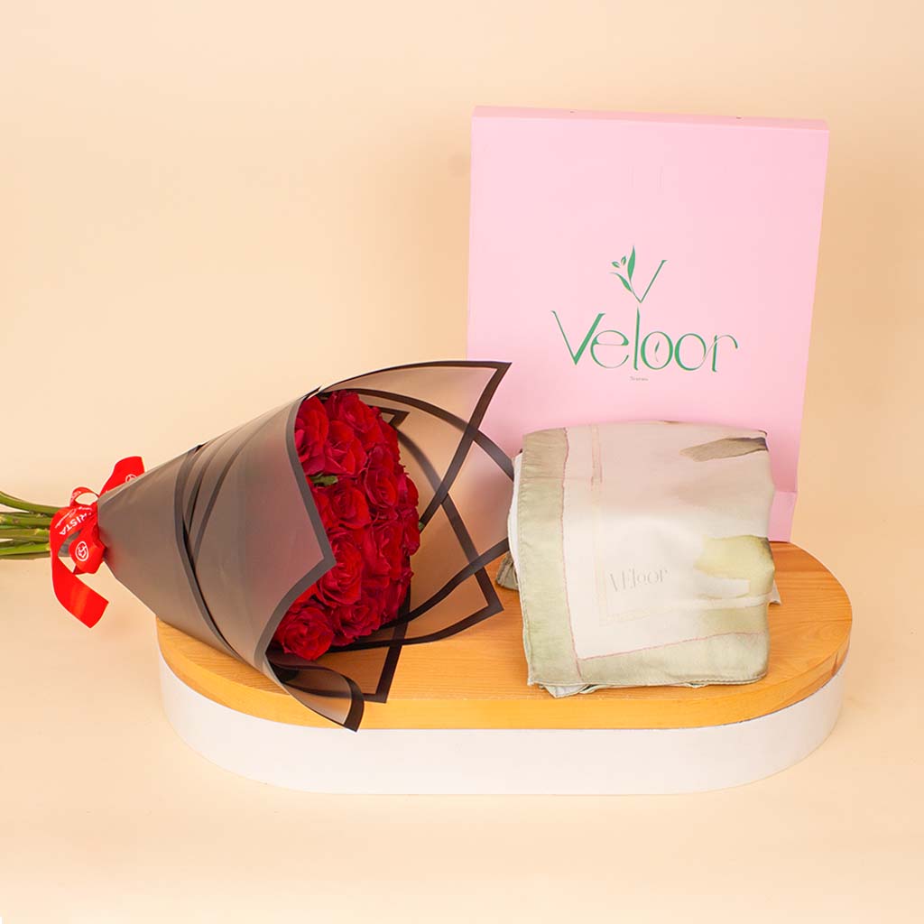 product-image-Veloor Sūkoon Scarf & Red Roses Bouquet