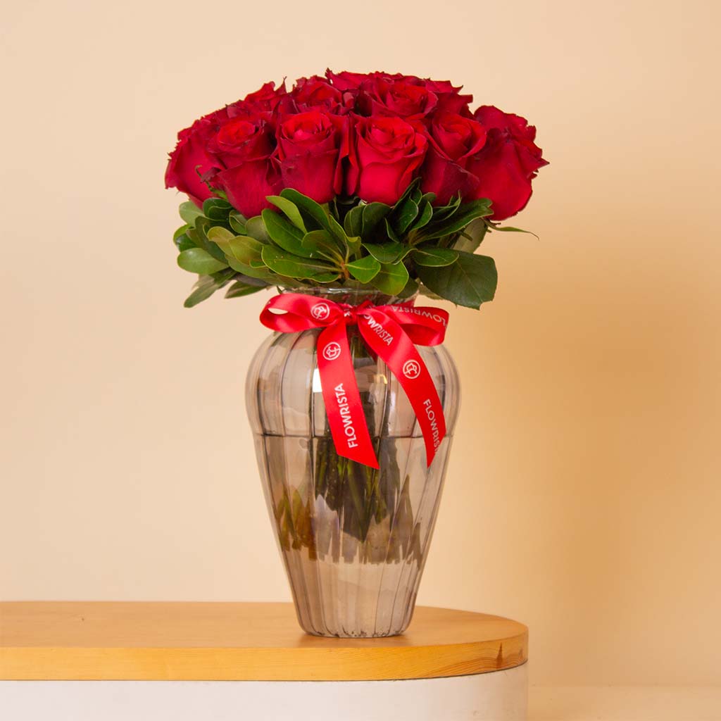 product-image-مزهرية زجاجية كلاسيكية بورود حمراء
